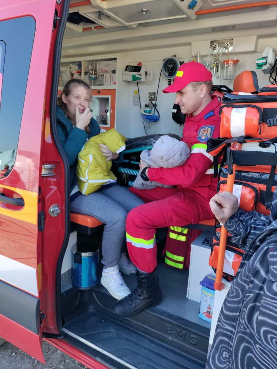 Doi copii născuți prematur în Ucraina, salvați în România
