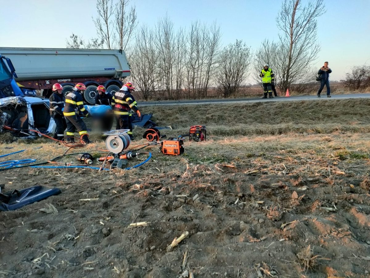 Accident rutier în localitatea Cornu Luncii, județul Suceava. Trei autovehicule au fost implicate, iar o persoană a decedat