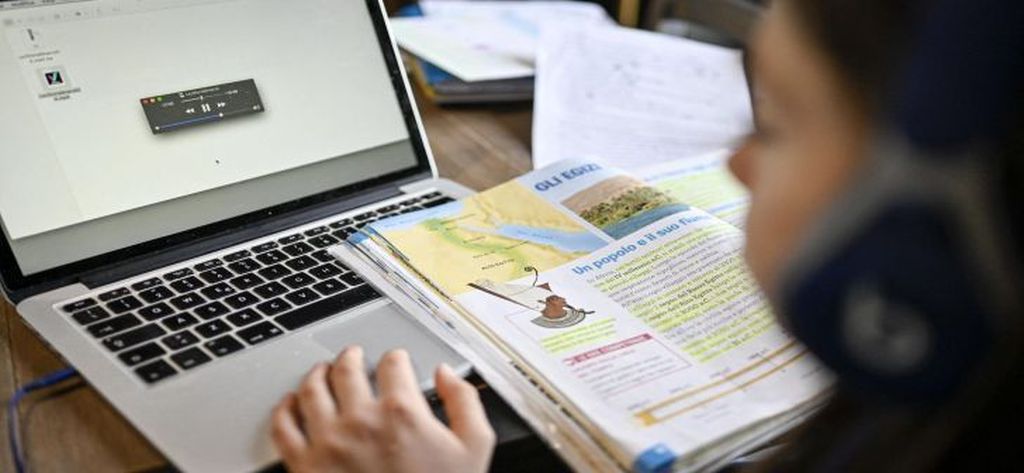Ministerul Educaţiei recunoaşte că a greşit: permite desfăşurarea activităţii didactice din universităţi în format online
