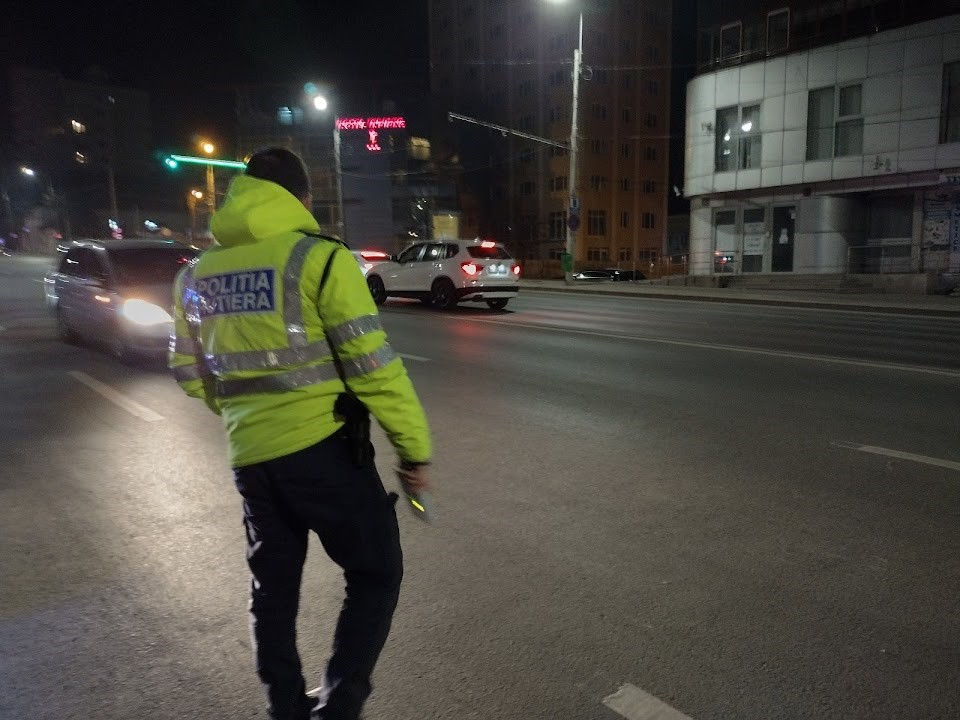 spatele unui politist de la serviciul rutier pe o strada din Iasi