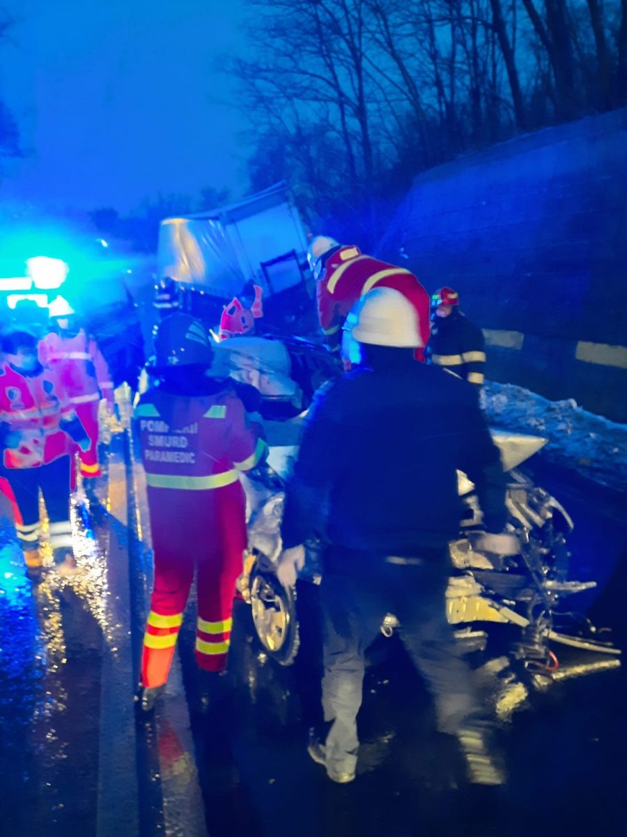 Accident rutier cu trei victime în comuna Helegiu, județul Bacău, pe DN11. Două persoane au decedat, iar victima supraviețuitoare prezintă multiple traumatisme – FOTO