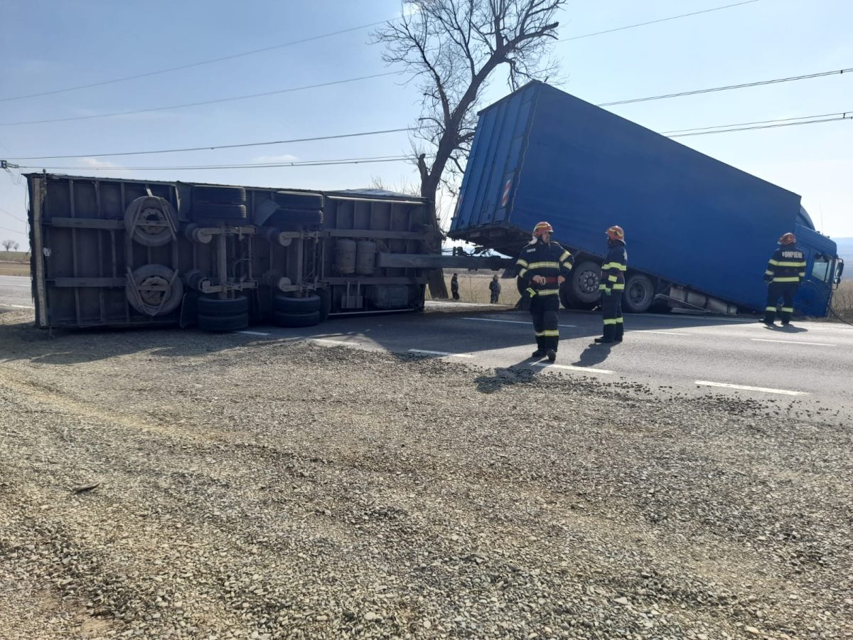 Un TIR care transporta ajutoare pentru Ucraina s-a răsturnat în Miroslovești. Circulația este oprită pe ambele sensuri de mers – FOTO, UPDATE