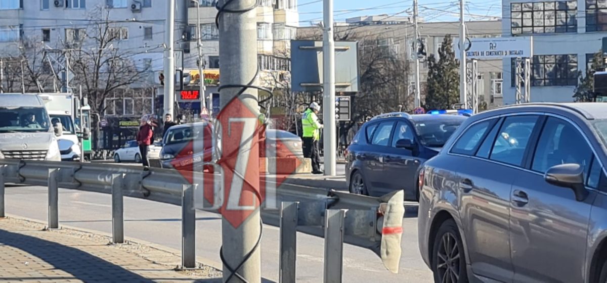 Accident rutier în Podu Roș! Un autoturism a ajuns pe trotuar