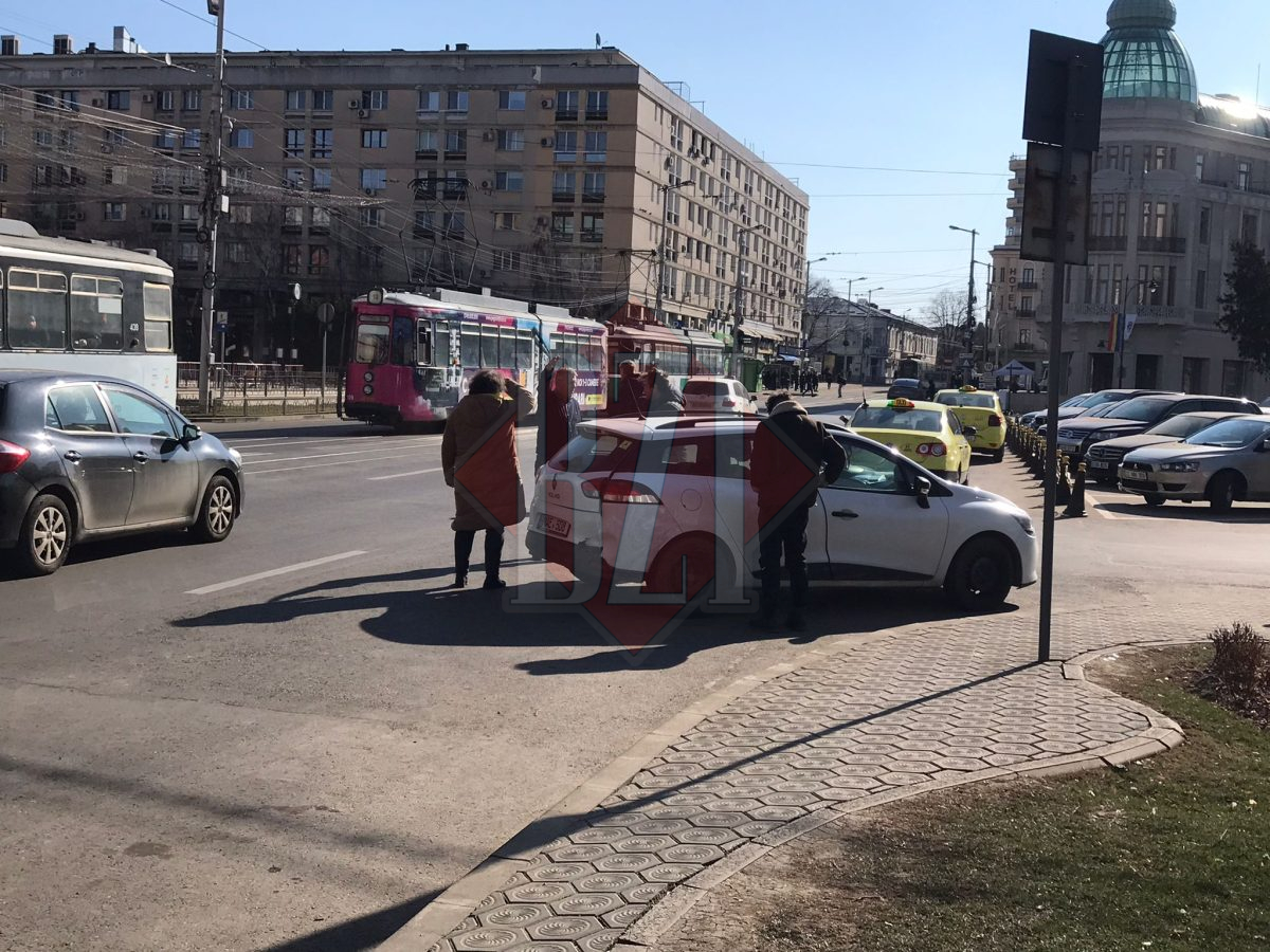 Accident rutier în Piața Unirii! Au fost implicate două autoturisme – FOTO