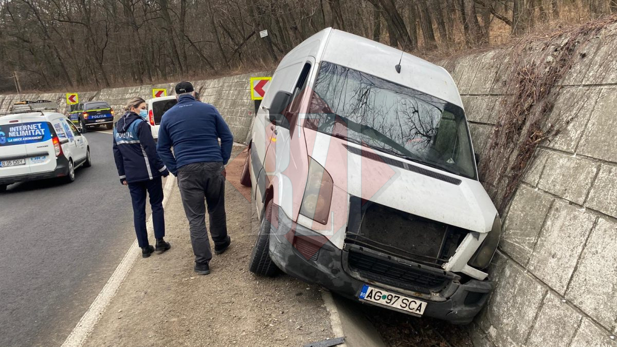 Un microbuz a intrat într-un parapete din zona Bucium a municipiului Iași – FOTO/EXCLUSIV