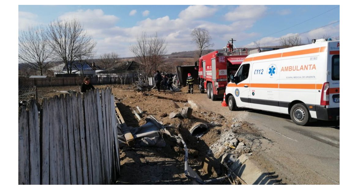 Accident grav la Șișcani. Doi copii au fost răniți, după ce un stâlp a căzut peste ei. Se intervine cu un elicopter SMURD – GALERIE FOTO, UPDATE