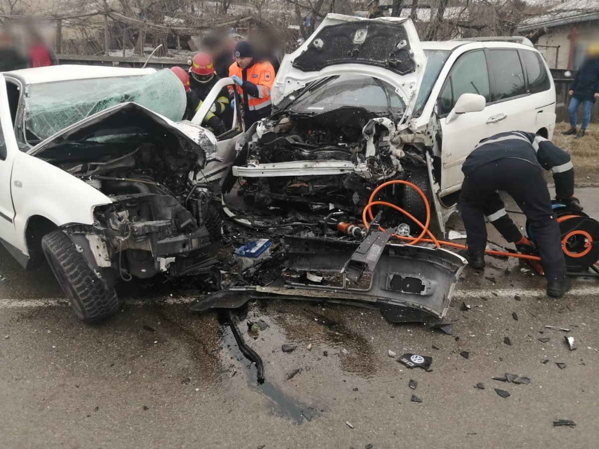 Accident rutier grav în județul Suceava. Două persoane, rănite în urma coliziunii a două autoturisme – FOTO
