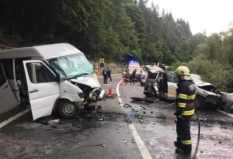 Plan roşu de intervenţie, activat în judeţul Vaslui. Zece persoane rănite, printre care și refugiați ucraineni, după ce un microbuz s-a izbit de un autoturism