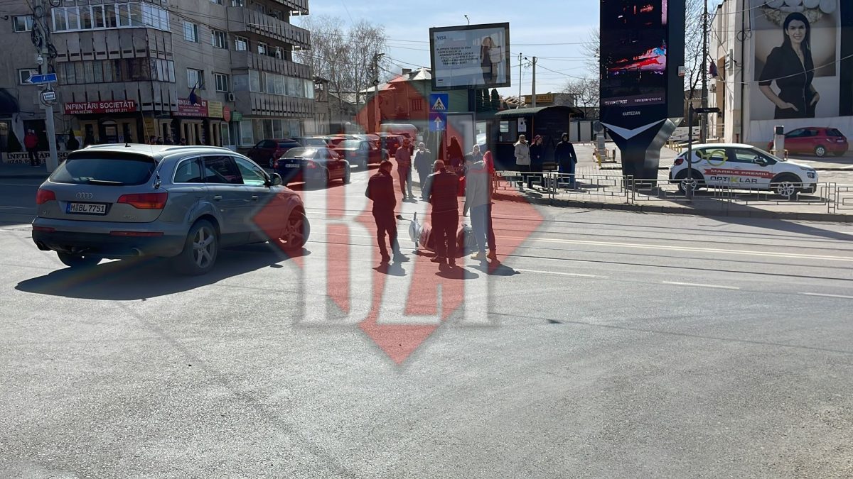 Accident rutier între o mașină și un scuter pe strada Arcu din județul Iași. Circulația tramvaielor este oprită – EXCLUSIV, GALERIE FOTO