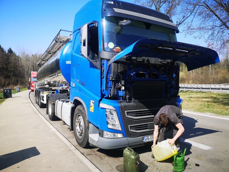 Șofer român de TIR, impresionat până la lacrimi de gestul unui ucrainean! Ce a făcut ucraineanul când a văzut că românul are probleme într-o parcare din Germania