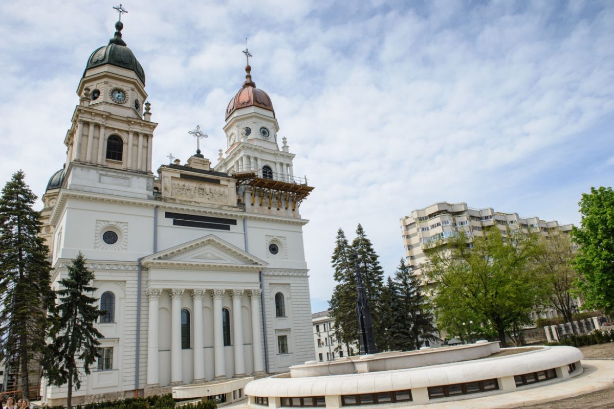 Sfânta Liturghie pentru refugiaţii ucraineni, la Ansamblul Mitropolitan din Iaşi