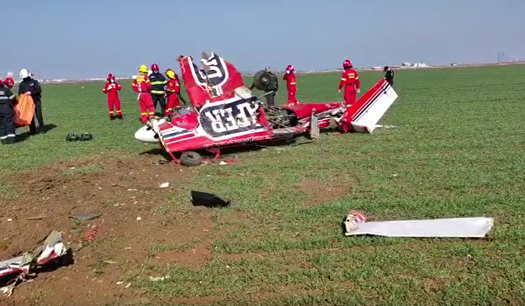 Un avion de acrobație s-a prăbușit în Prahova. Pilotul a murit