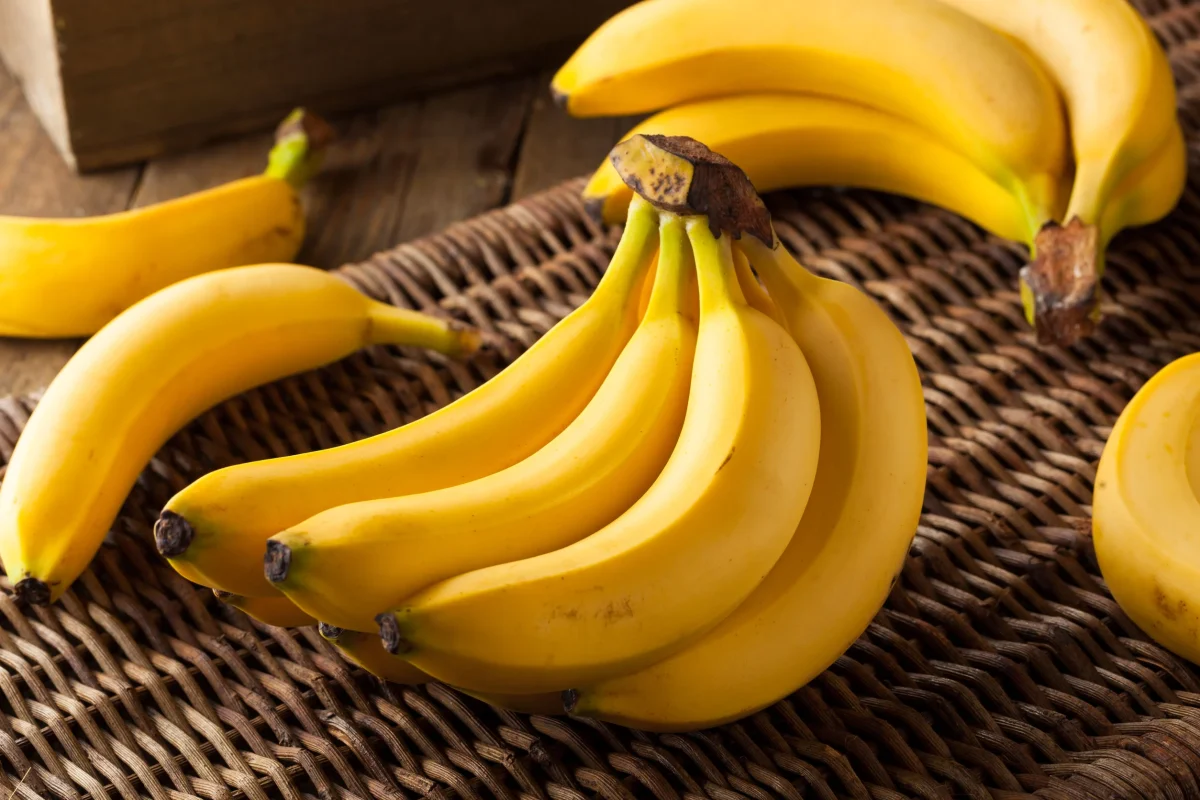 Alertă alimentară! Banane cu pesticide vândute de Kaufland și înghețată Twix și Bounty cu substanță cancerigenă