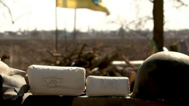 Ce se afla, de fapt, în pachetele albe lăsate în urmă de soldații ruși în Ucraina! Așa s-a făcut de râs armata lui Vladimir Putin