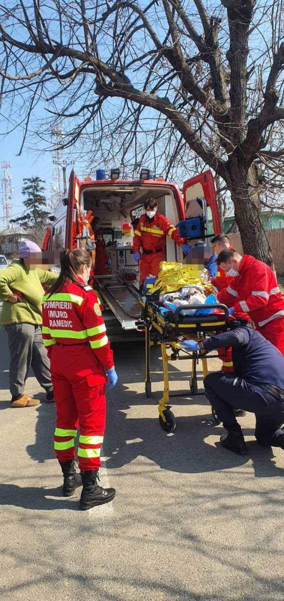 O bătrână din Iaşi a suferit arsuri, în timpul unui incendiu de vegetaţie uscată – EXCLUSIV, FOTO