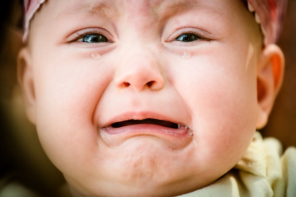 un bebeluș care plânge