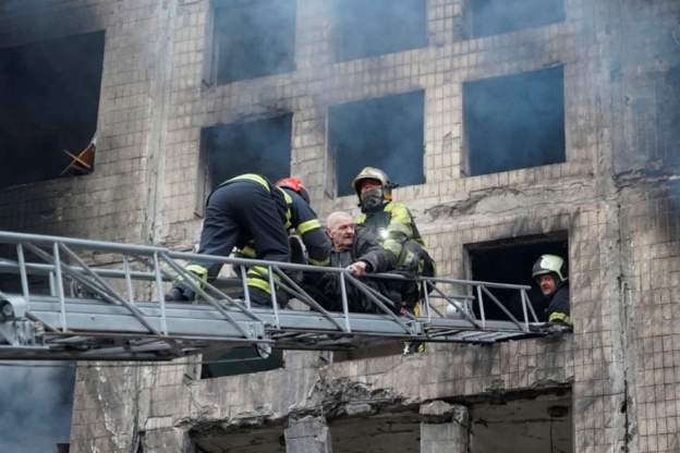 Imaginile dramei în Kiev cu blocurile lovite de bombardamente – FOTO