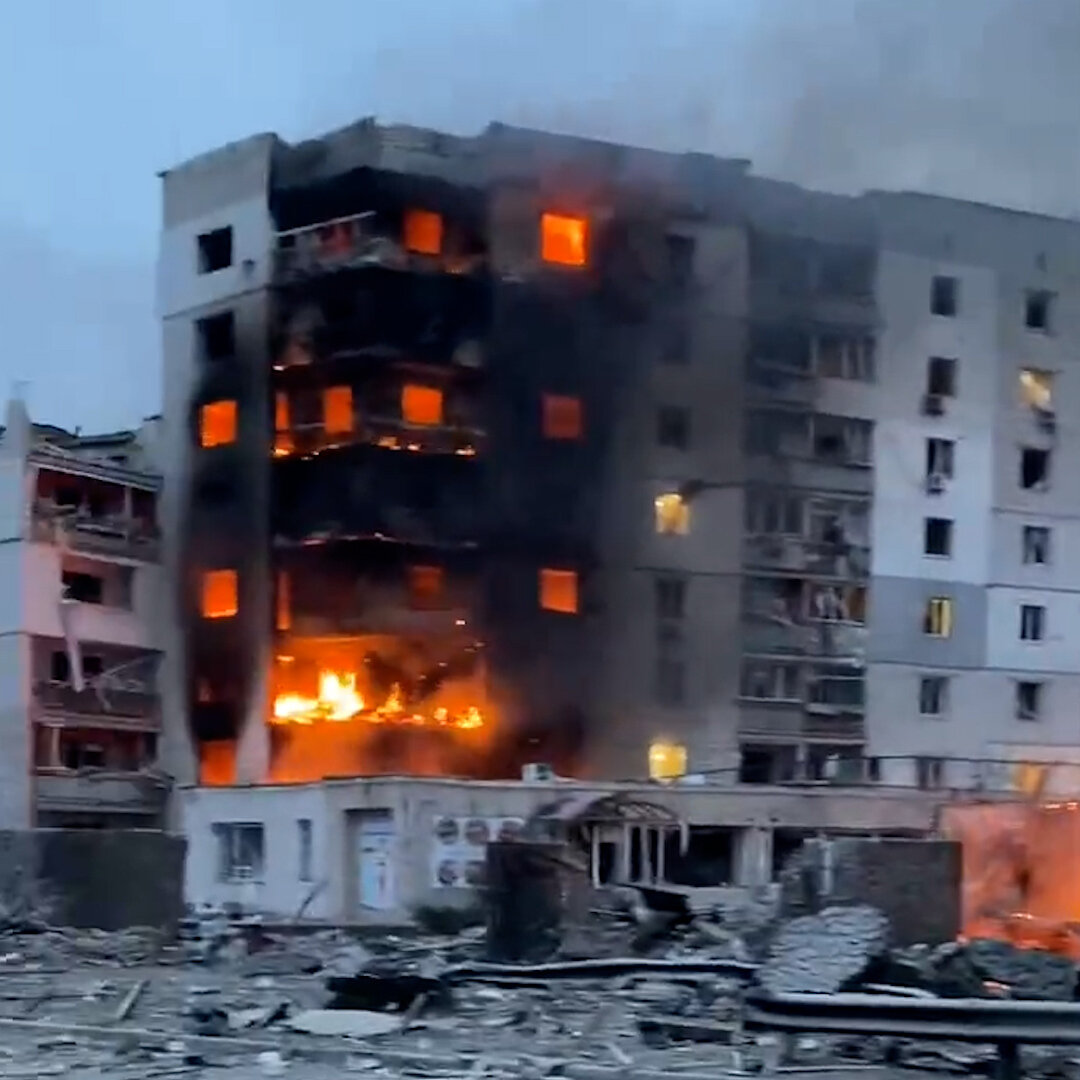 Distrugeri uriaşe provocate de bombardamentele Rusiei în Borodyanka. Blocuri încă locuite au fost distruse