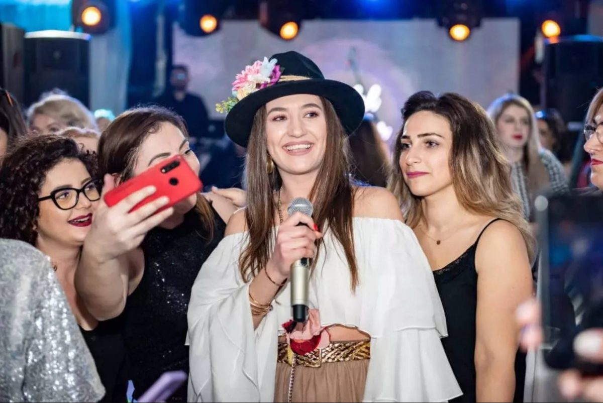 Carmen Chindriș participă la „Te cunosc de undeva”. Cine este artista care a cucerit o țară întreagă