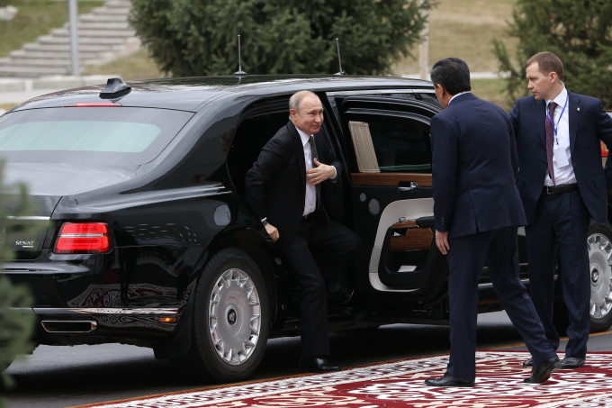 Cât valorează maşina lui Vladimir Putin. Bolidul de lux poate rezista unui atac chimic – VIDEO
