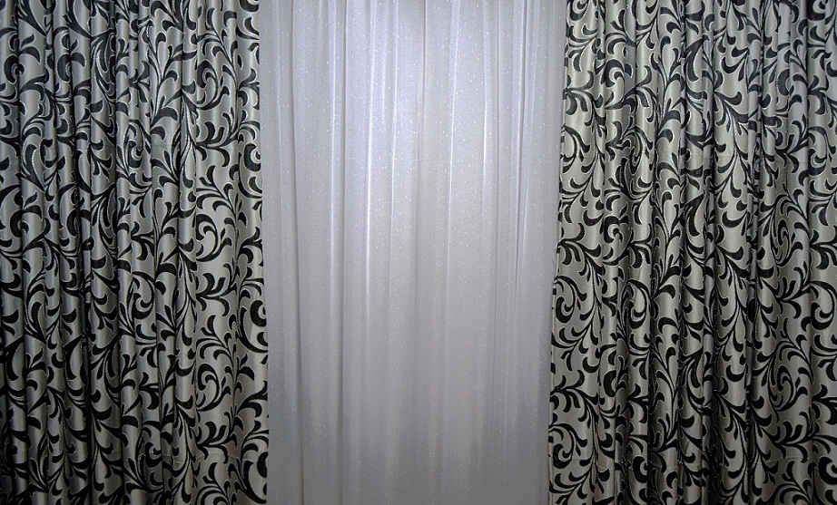 „Ce se pune prima dată perdeaua sau draperia?”. Curiozități satisfăcute
