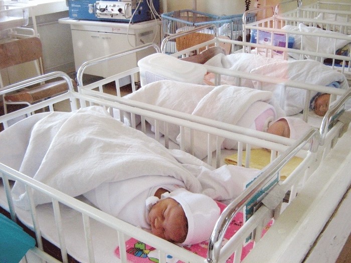 cativa copii in cadrul sectiei de neonatologie a Maternitatii Cuza Voda