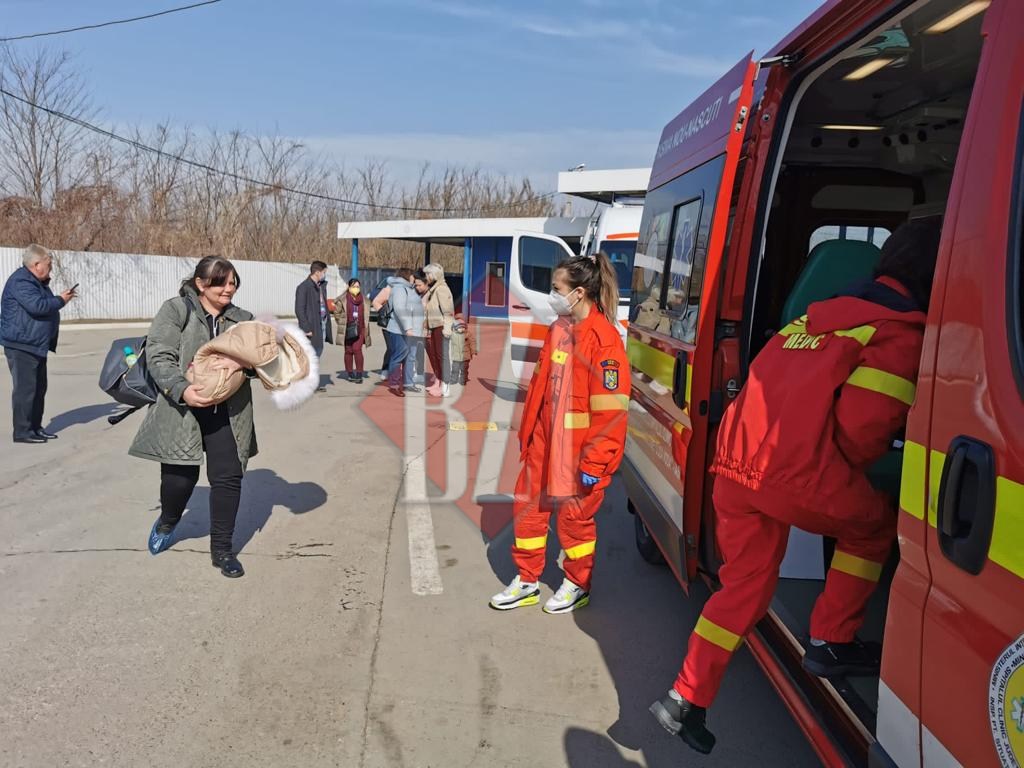Doi copii din Odessa, care au nevoie de intervenție chirurgicală și tratament, au fost preluați de la Vama Sculeni pentru a fi transportați la Torino – EXCLUSIV, FOTO