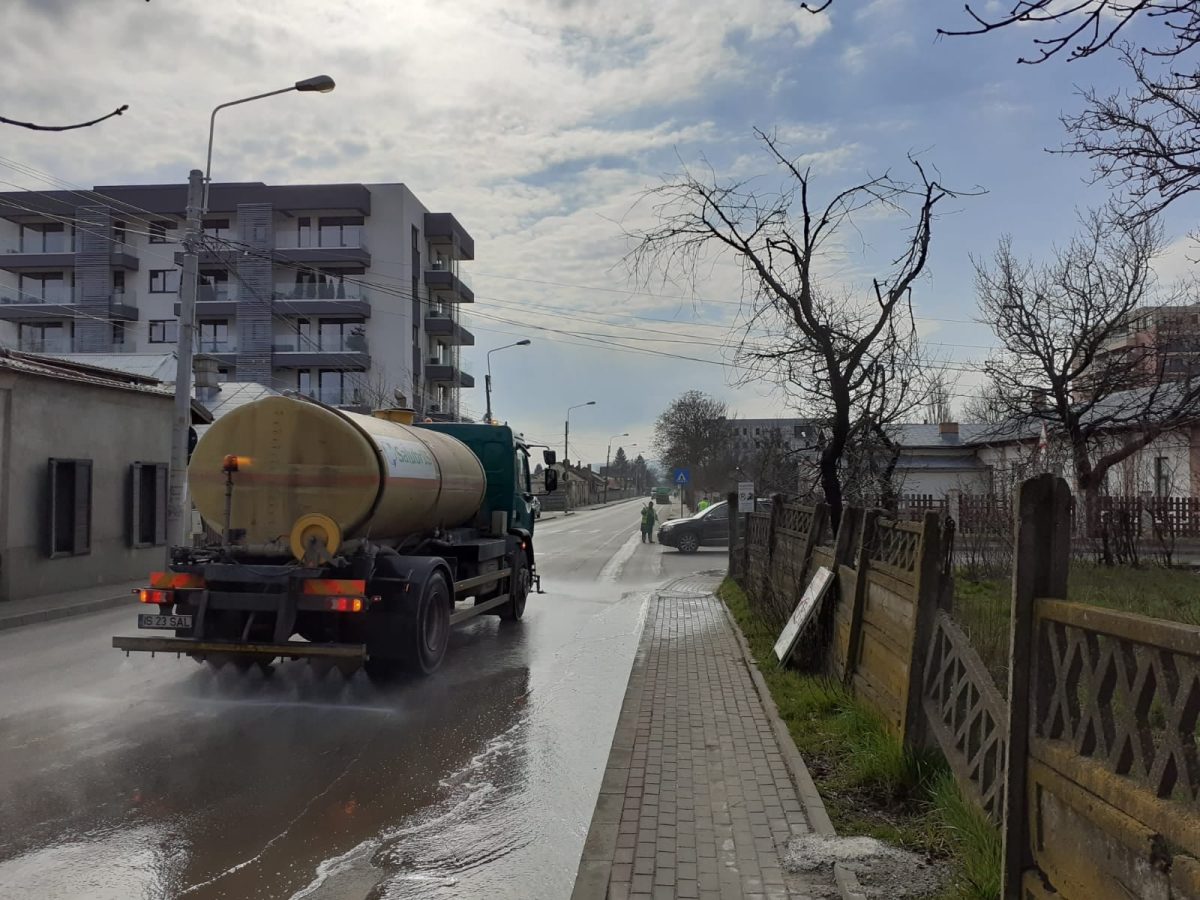 Atenţie, şoferi! “Curăţenia de primăvară” a început la Iaşi. Maşinile pot fi mutate de angajaţii Salubris SA