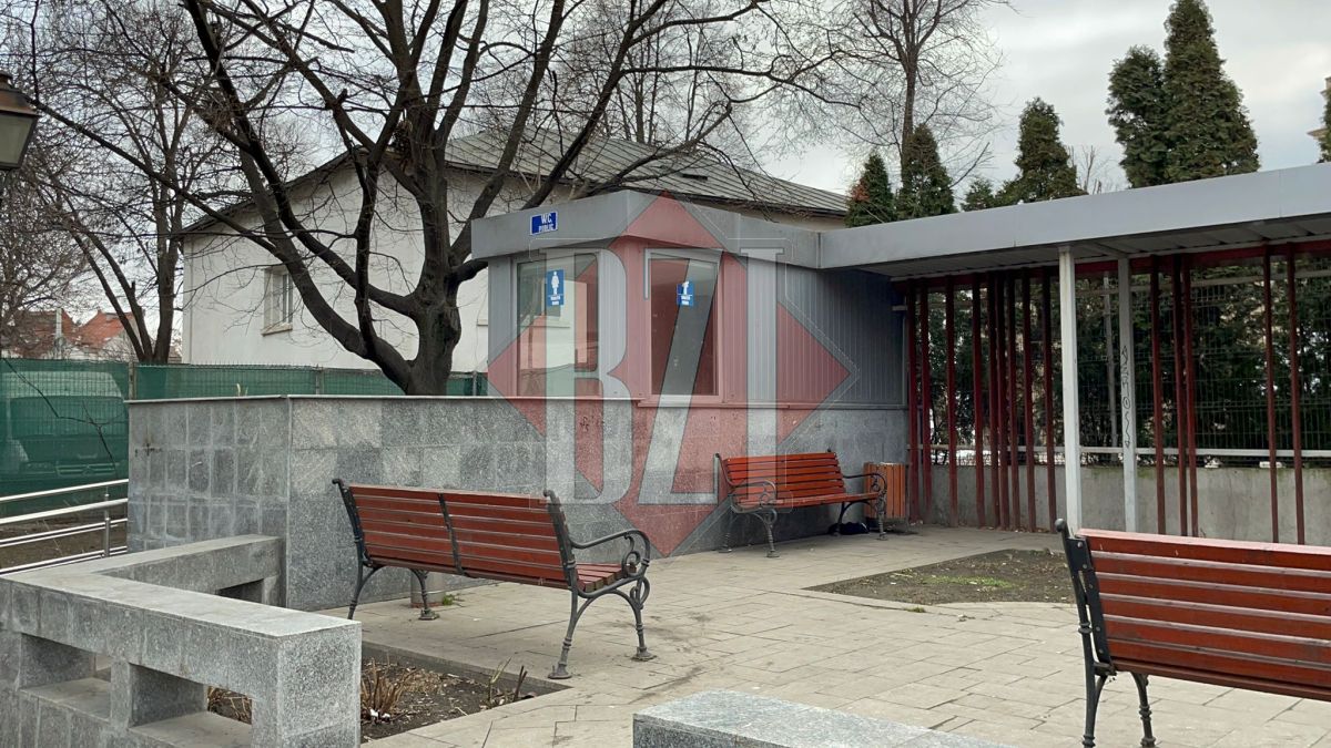 O femeie a rămas blocată într-un WC public din Tg. Cucu. Angajata primăriei a închis-o din greșeală – EXCLUSIV, FOTO, UPDATE, VIDEO