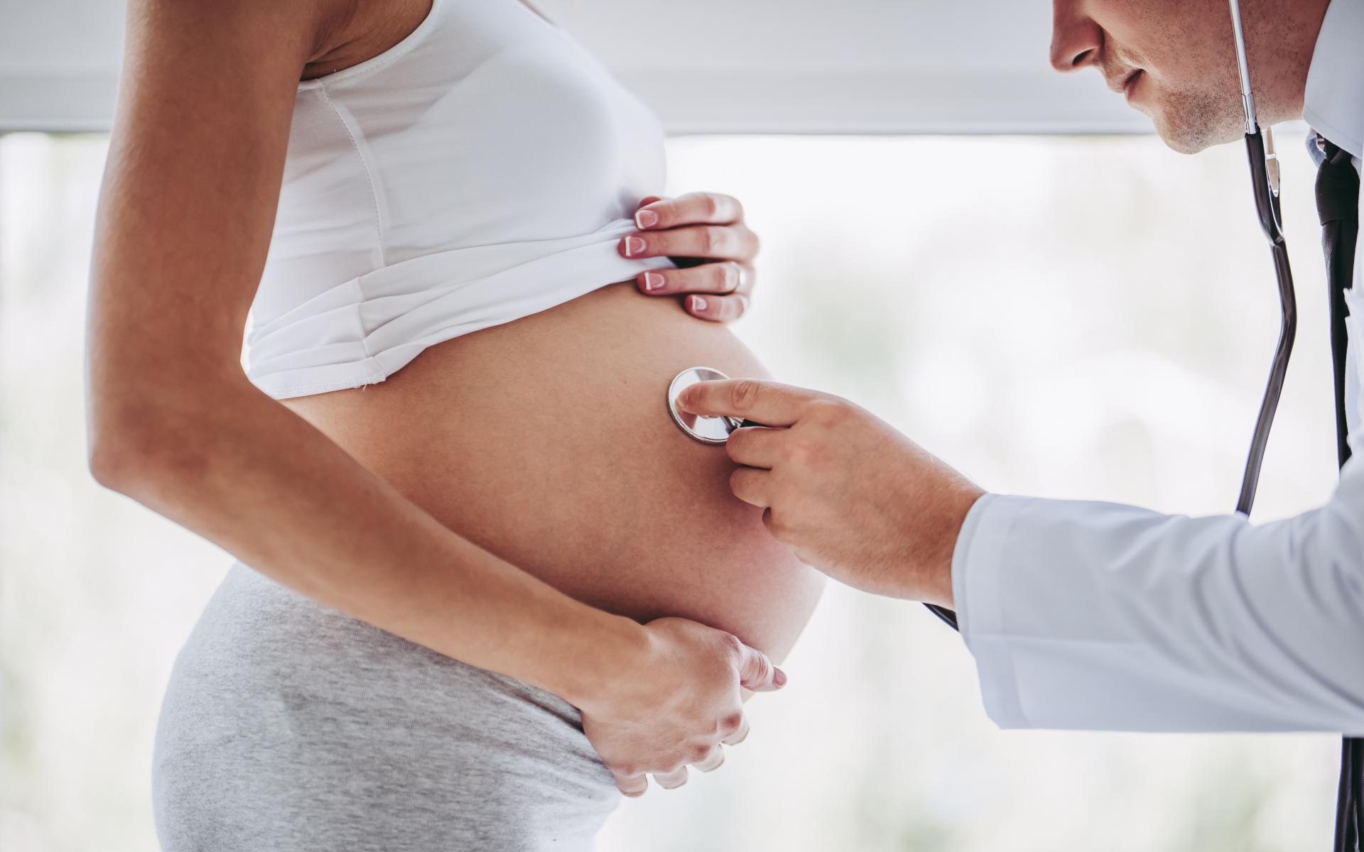 femeie însărcinată la medic