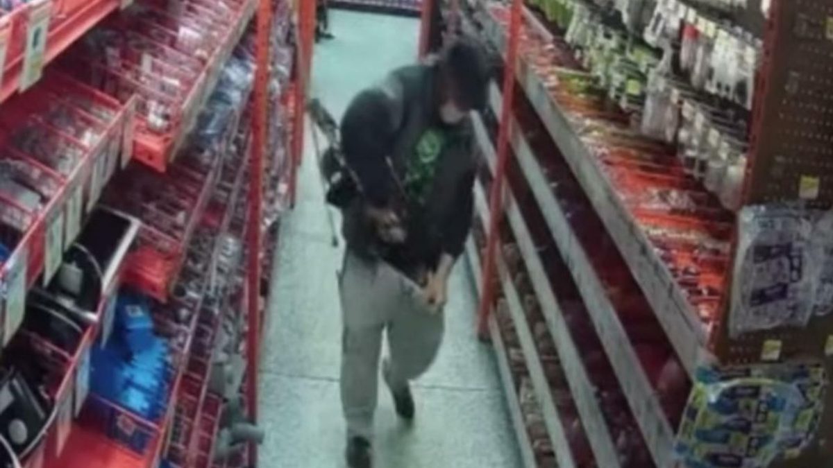 Un bărbat din Florida a fost arestat după ce a furat o arbaletă pe care a îndesat-o în pantaloni – FOTO