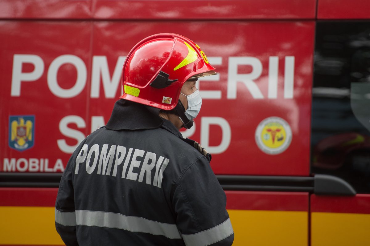 Incendiu la anexe gospodărești din comuna Sârca. Există riscul de propagare la alte locuințe – EXCLUSIV