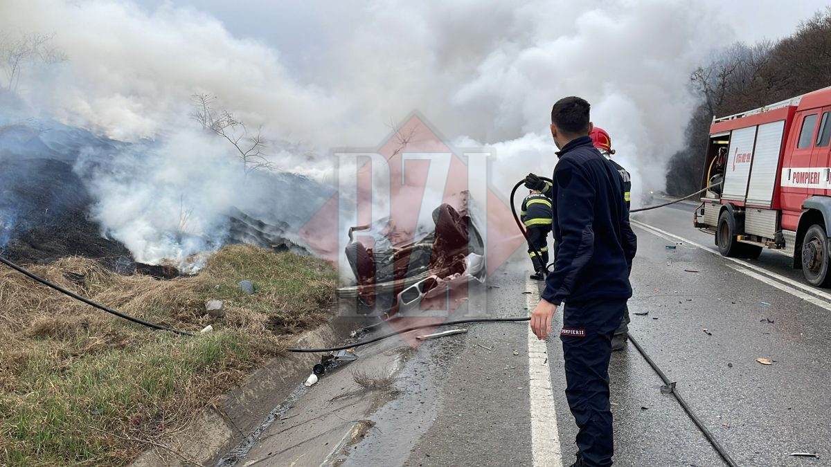 Un autoturism a luat foc în comuna Miroslava din judeţul Iași – EXCLUSIV/FOTO, LIVE VIDEO