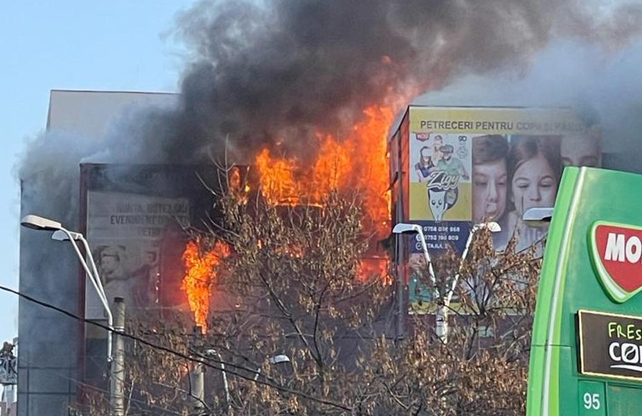 Raed Arafat, despre incendiul din București: Magazinul care a luat foc riscă să se prăbușească