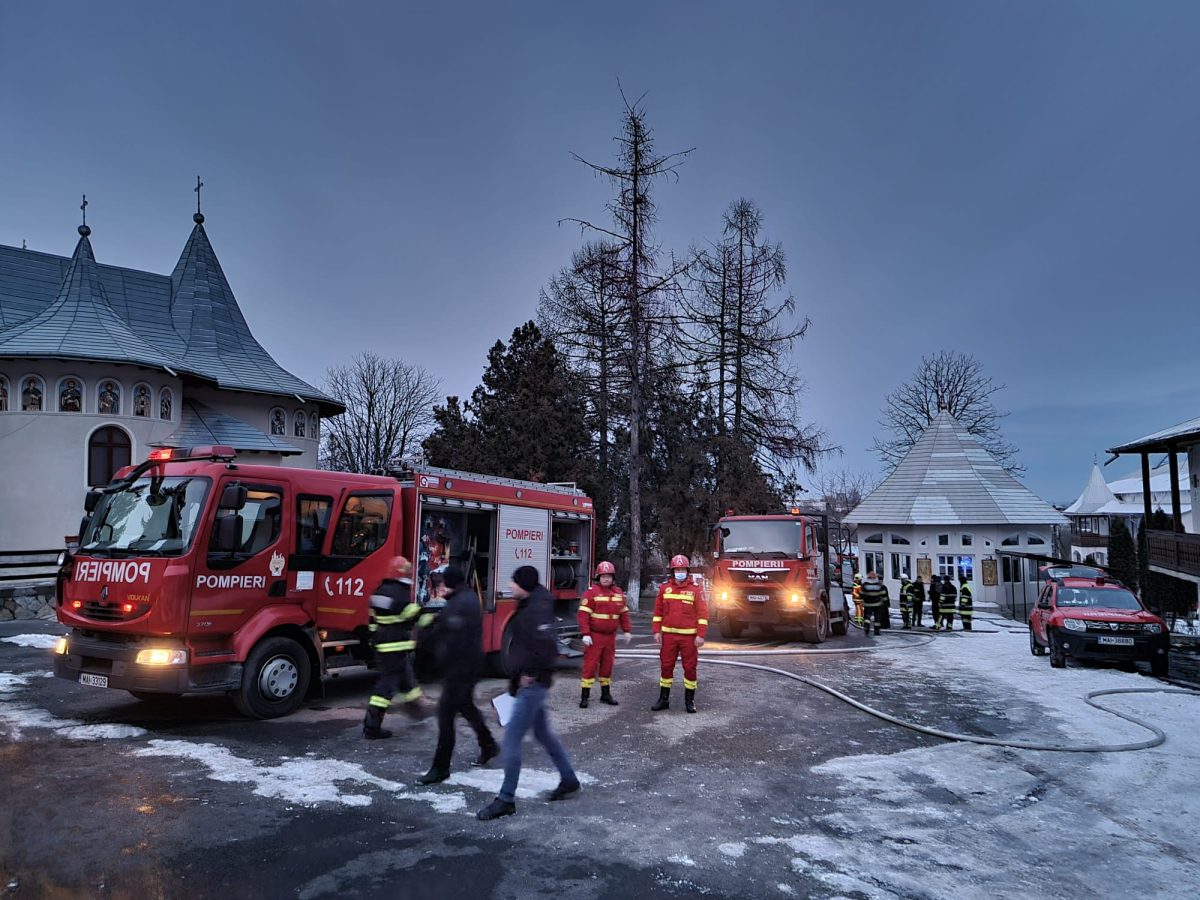 Incendiu la Mănăstirea Buciumeni, judeţul Suceava. Chiliile călugărilor au fost afectate- FOTO, UPDATE