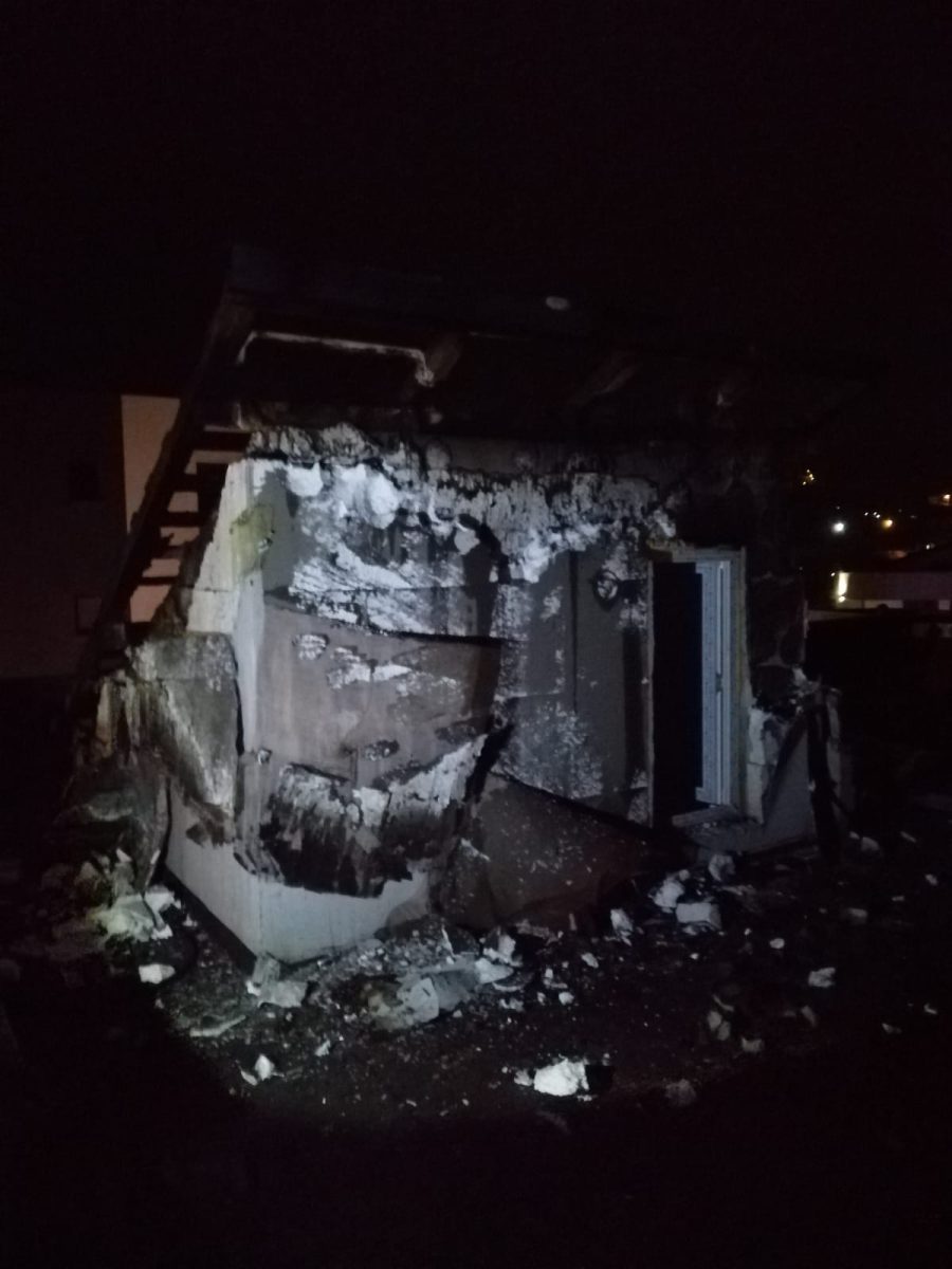 Incendiu puternic la mansarda unui bloc din Iași! Pompierii au intervenit de urgență