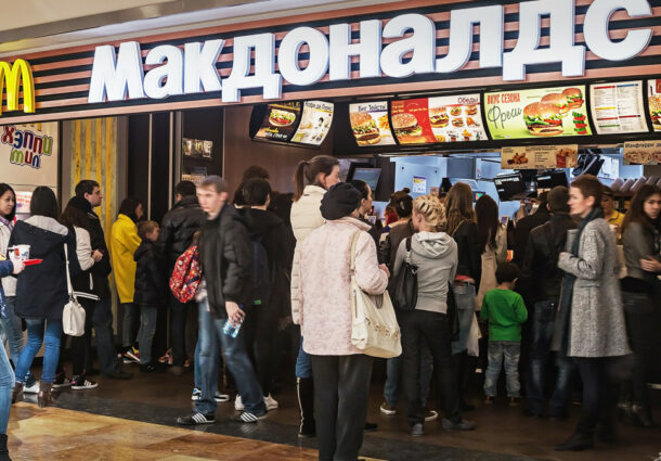 McDonald’s își închide toate cele 847 de restaurante din Moscova: „Nu putem ignora suferința umană inutilă care se desfășoară în Ucraina”