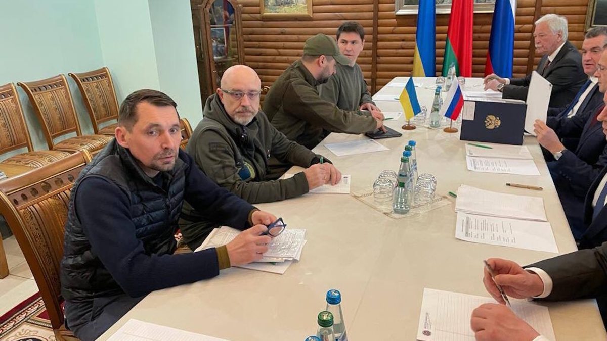 Negocierile de astăzi dintre Rusia și Ucraina. Acord pentru asigurarea de „culoare umanitare” pentru evacuarea civililor