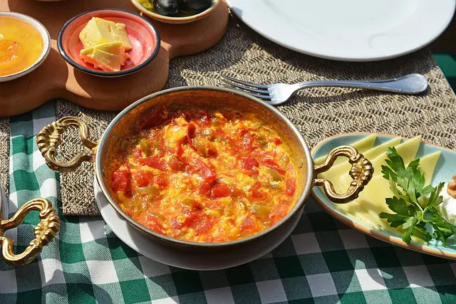 Omleta Menemen – Cum se pregătește acest preparat tradițional turcesc