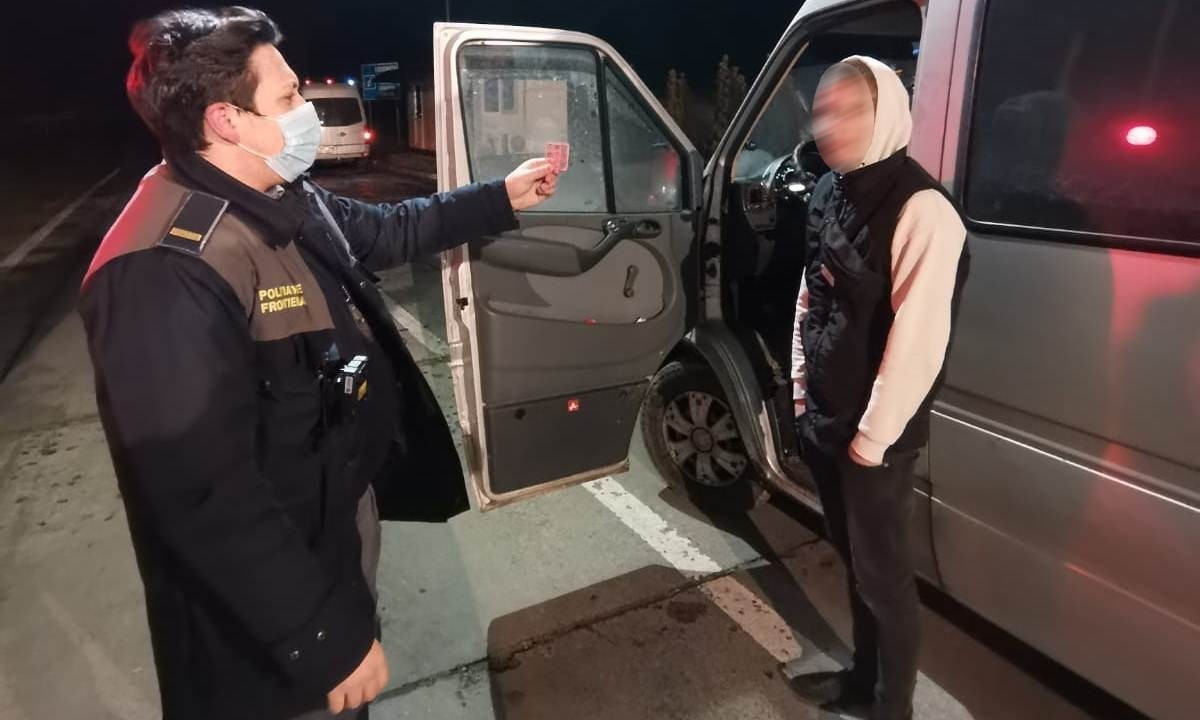 Doi moldoveni, prinși cu permise false la controlul de frontieră