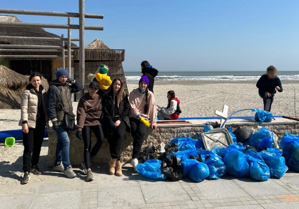 Refugiații din Ucraina au curățat plaja din Mamaia! Nu au suportat să vadă atâtea gunoaie – FOTO, VIDEO