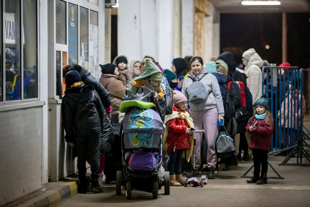 11 refugiaţi ucraineni au fost găzduiți de un român. Aceștia au decis să îi facă un cadou la plecare, în semn de recunoștință