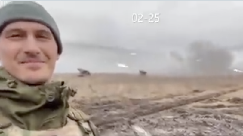 Soldatul rus care s-a filmat zâmbind în timp ce bombardează Ucraina, pe un pat de spital 3 zile mai târziu – IMAGINI ȘOC