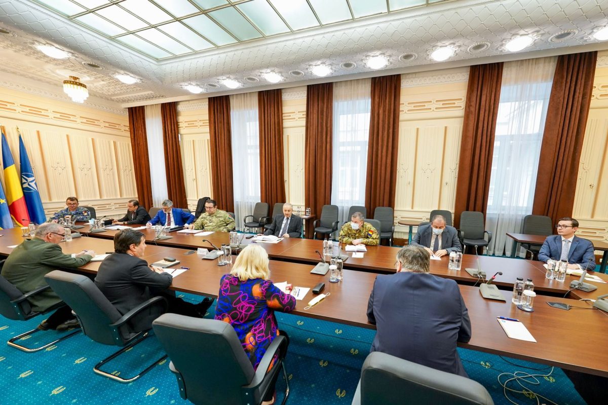 Vasile Dîncu şi Florin Spătaru au discutat despre sprijin pentru industria naţională de apărare