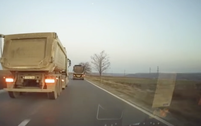 Șicanare în trafic, pe șoseaua Pașcani – Tg. Frumos. Incidentul a fost surprins de camera de bord – VIDEO