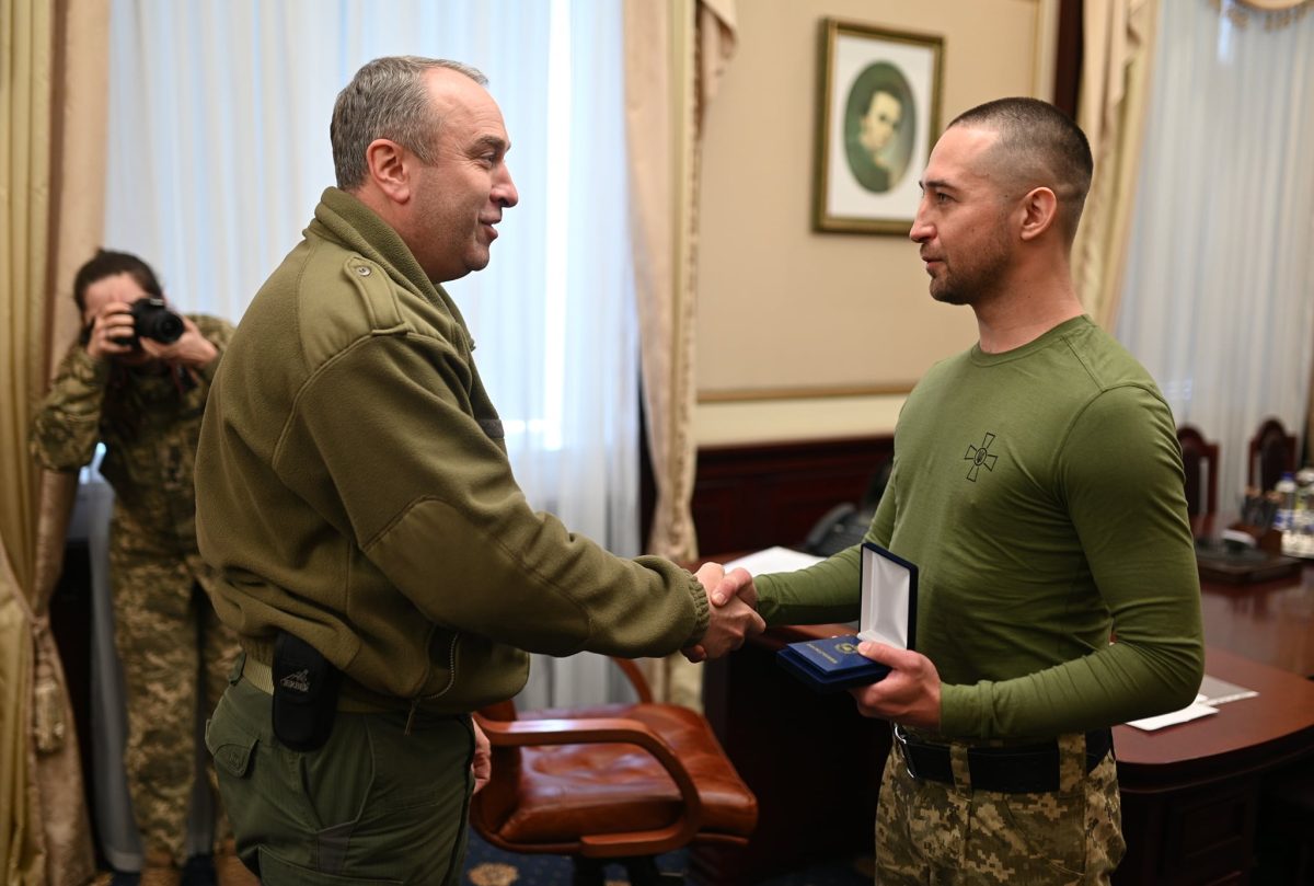 El este unul dintre soldaţii de pe Insula Şerpilor. Ucraineanul Roman Gribov i-a înjurat pe ruşi – VIDEO