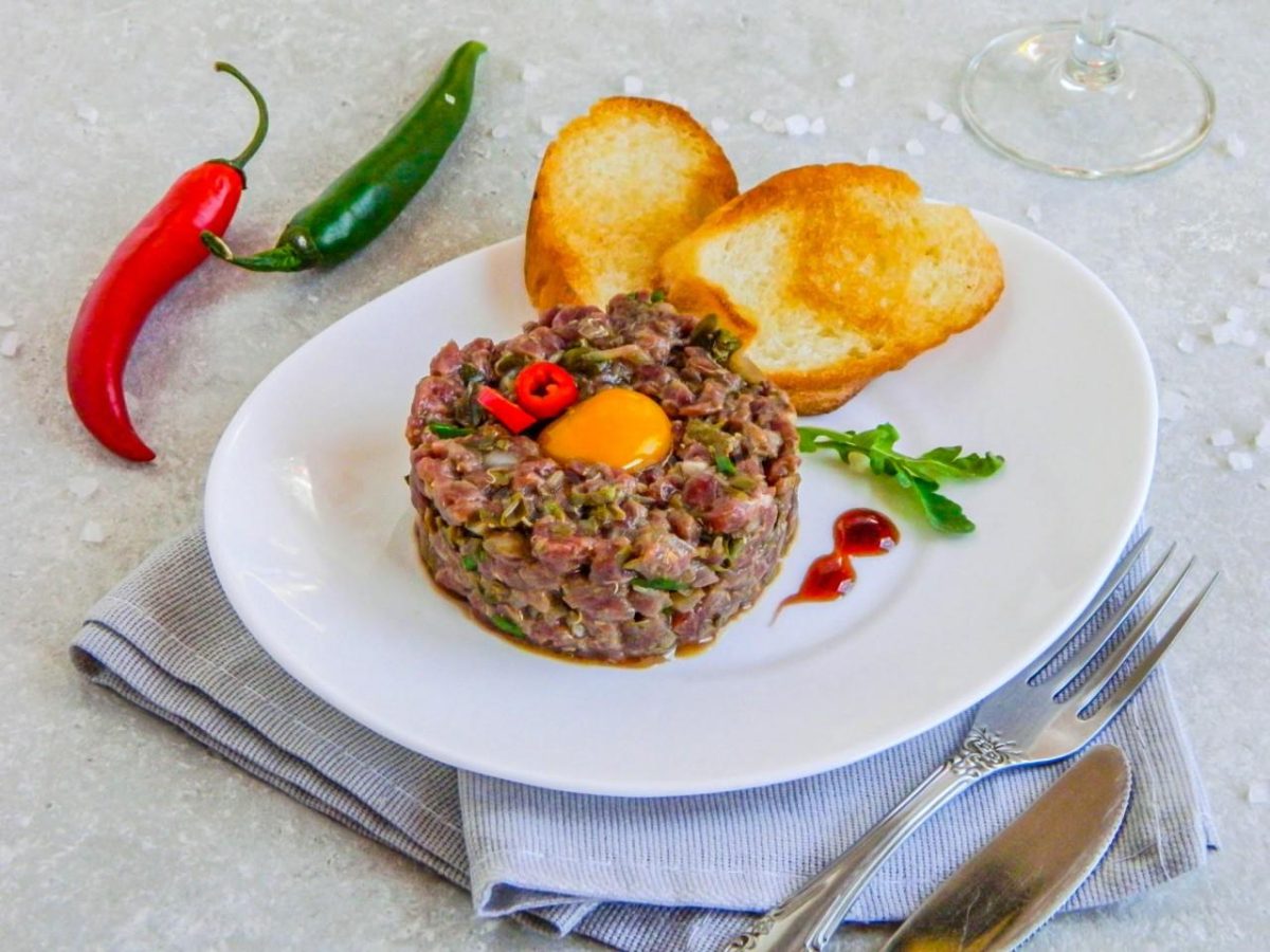 Tartar de vită: Deliciu francez din carne crudă