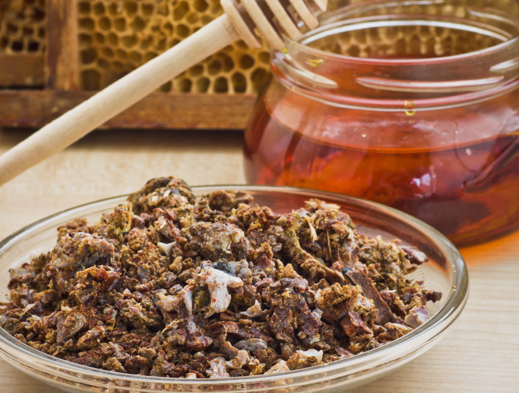 Tinctura de propolis pentru gât – Cum se prepară aceasta și ce alte beneficii ne aduce