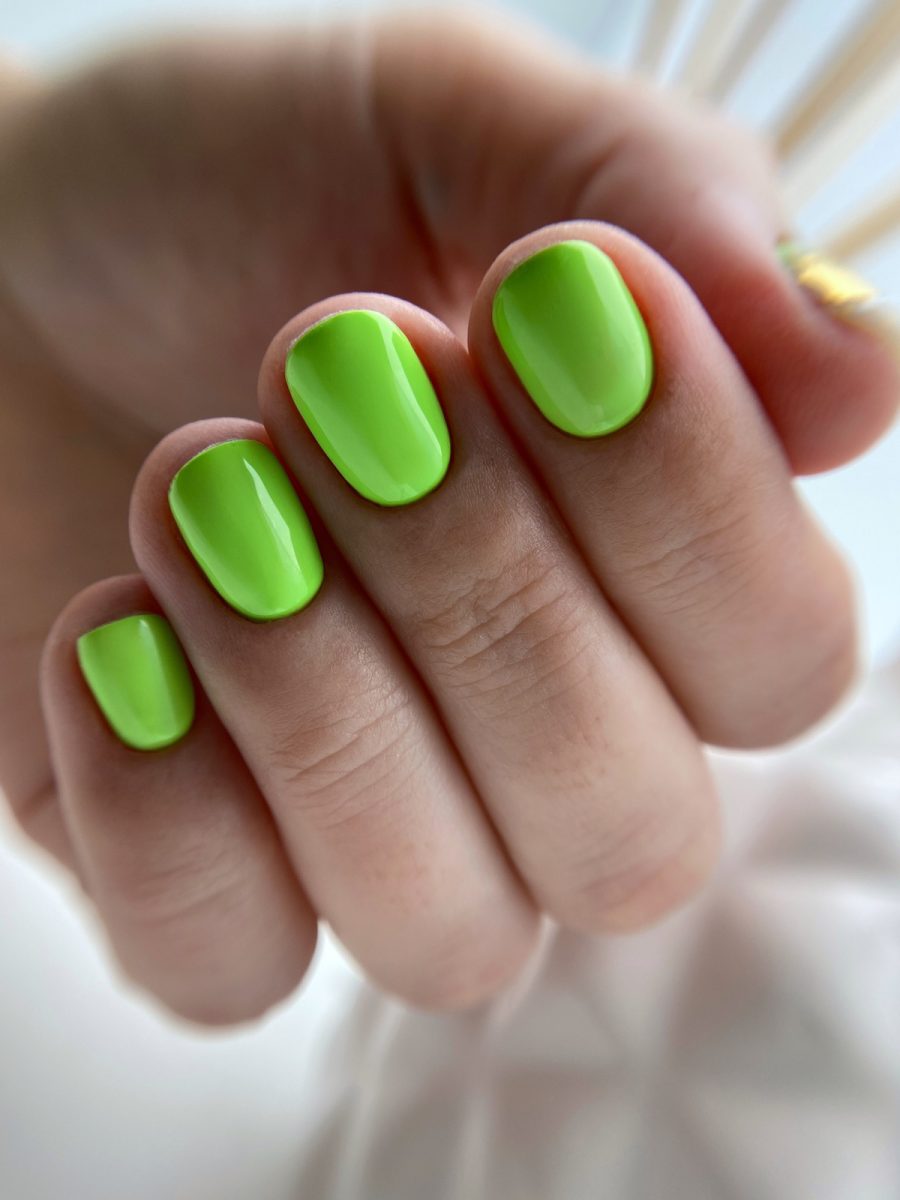 Unghii verde neon: O explozie de culoare pentru sezonul de primăvară