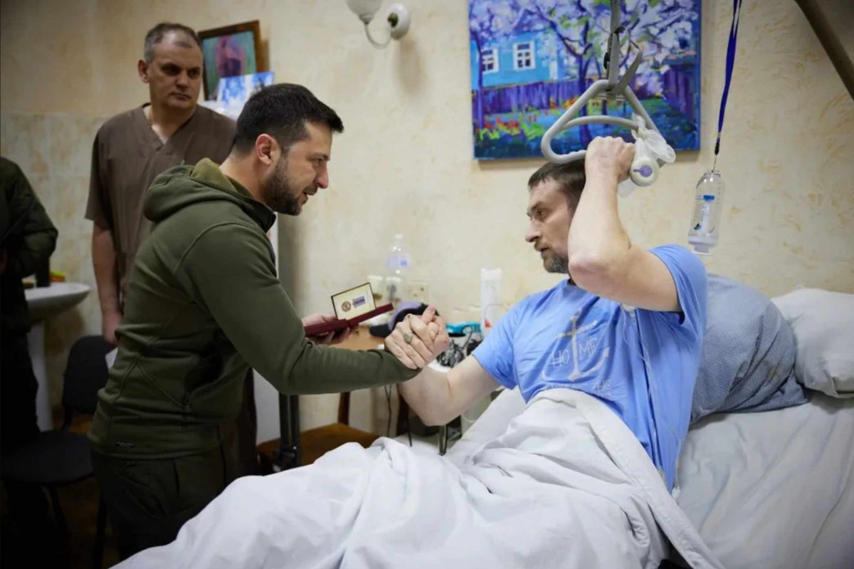 Volodimir Zelenski, în vizită la militarii răniţi. Președintele Ucrainei a decorat 106 ofițeri